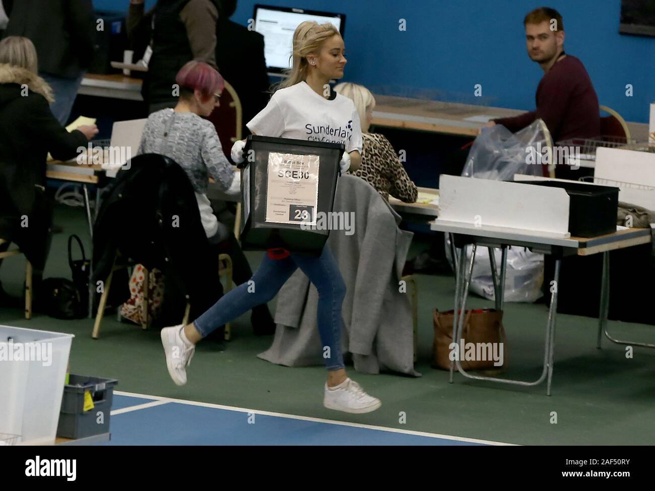 Urnen sind in Silksworth Community Center in Sunderland für die allgemeinen Wahlen 2019 Zählung durchgeführt. Stockfoto