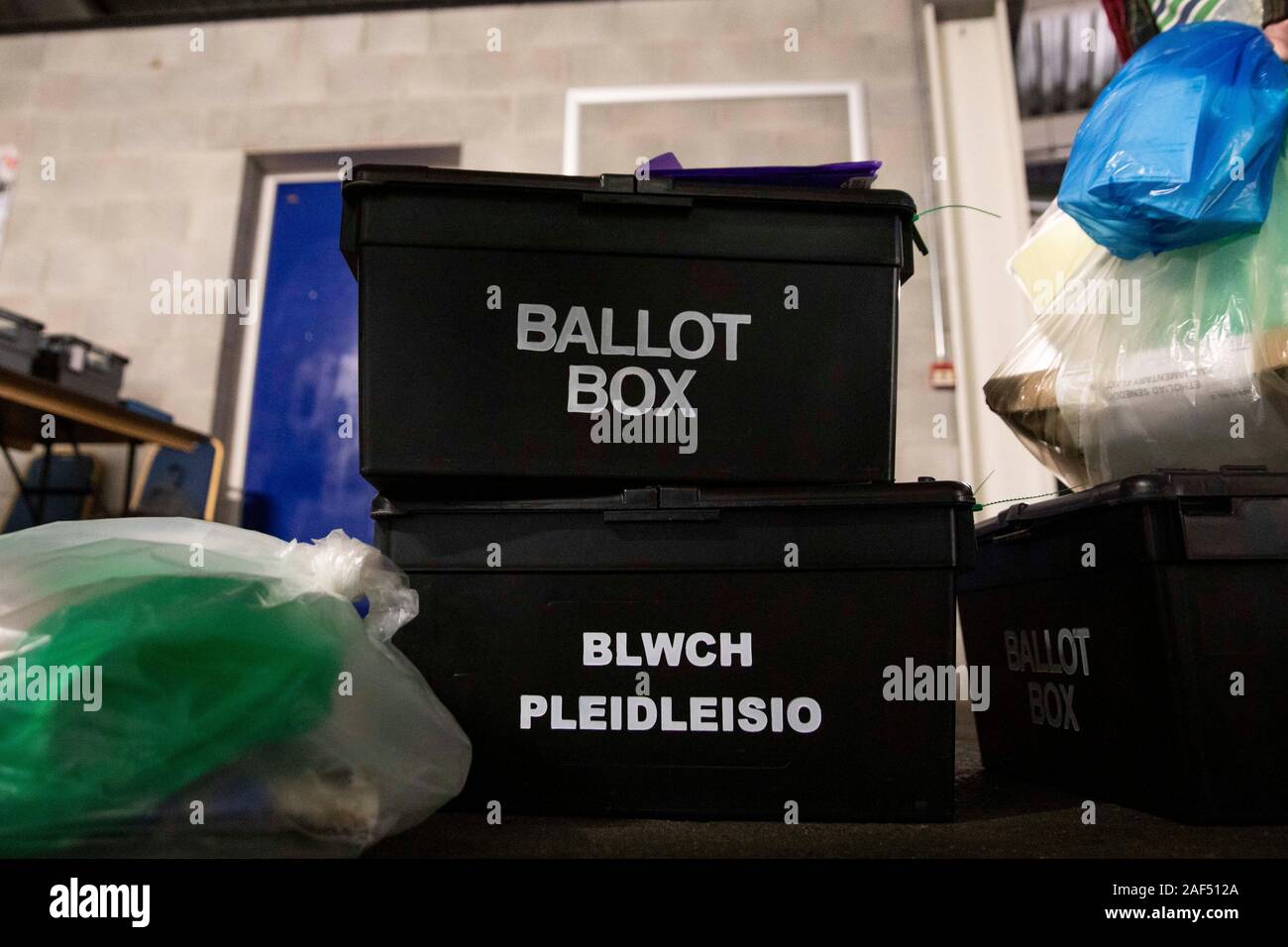 Cardiff, Wales, UK. 12 Dez, 2019. Cardiff, Wales, UK. 12. Dezember 2019. Die ersten Urnen kommen für die allgemeine Wahl Stimme zählt von Cardiff North West in Cardiff, Cardiff und das Stadion der Stadt. Credit: Mark Hawkins/Alamy leben Nachrichten Stockfoto