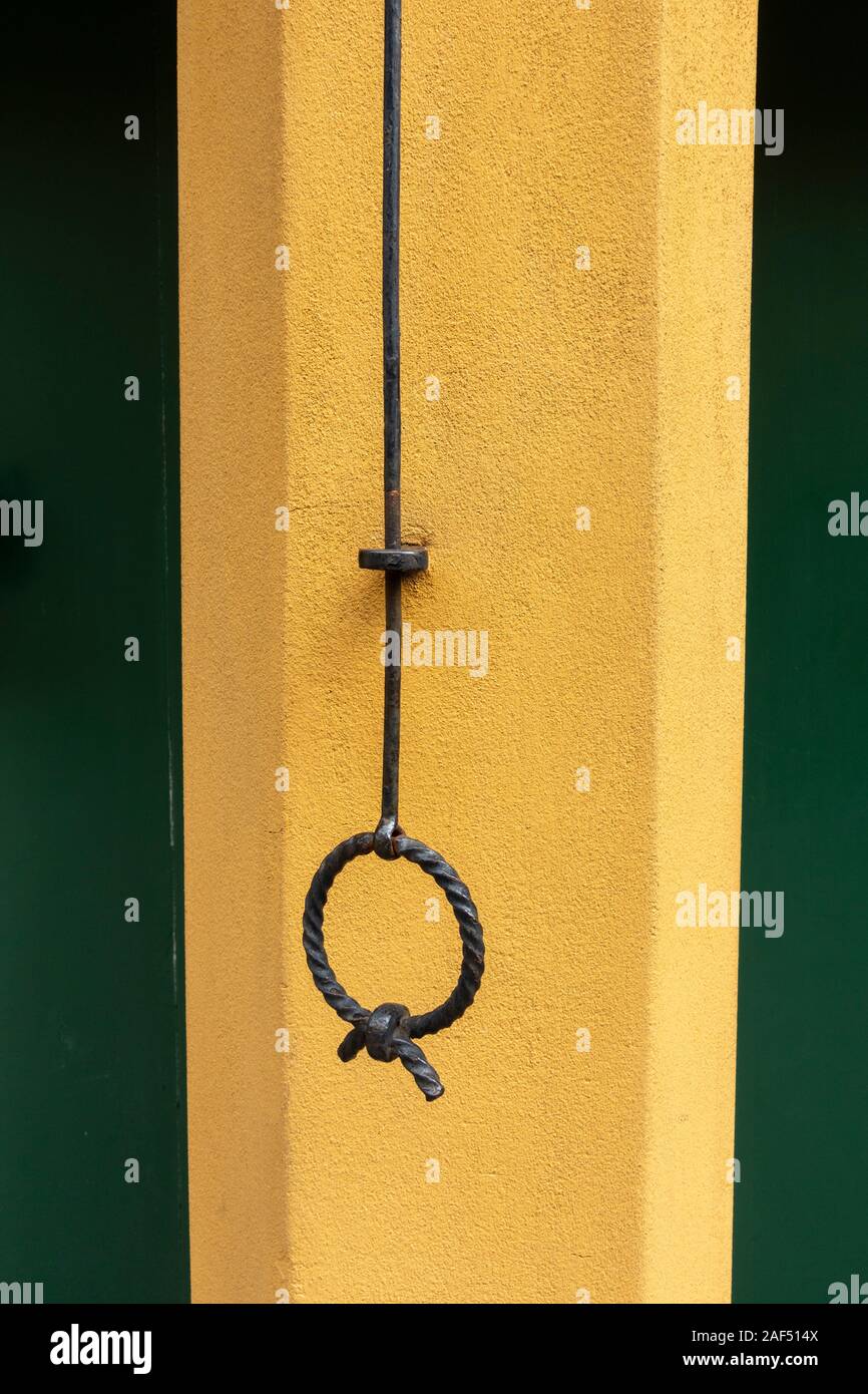 Eine der einzigartigen Tür Glocke ziehen außerhalb ein Haus in der Fuggerei, einen Ummauerten Enklave innerhalb der Stadt Augsburg, Bayern, Deutschland. Stockfoto