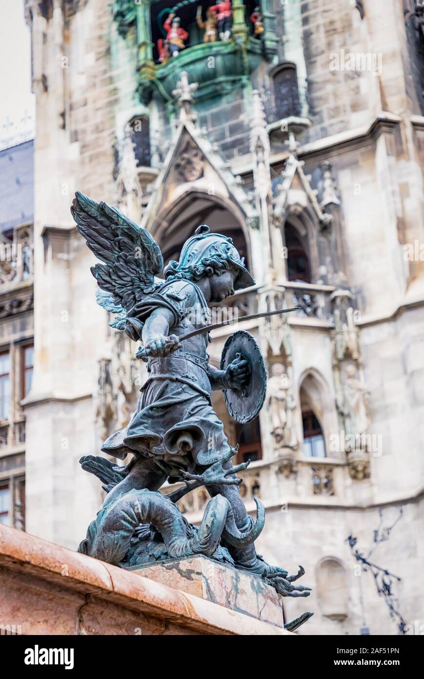 November 3, 2019. München, Deutschland. Berühmte Rathaus am Marienplatz. Skulptur, Details Stockfoto