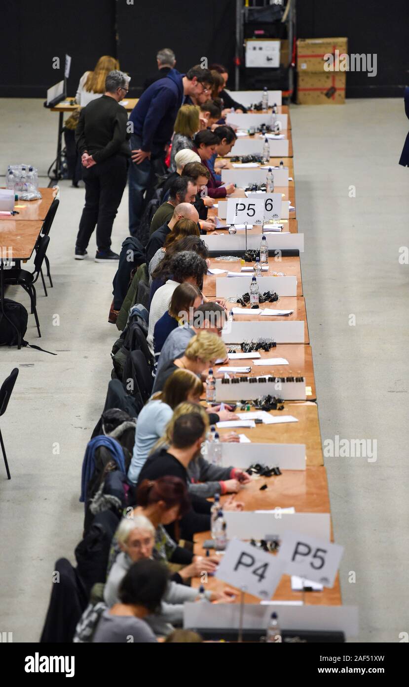 Brighton UK 12 2019 - die Zählung beginnt für den Brighton Pavillon, Hove und Brighton Kemptown Wahlkreise bei der Bundestagswahl Stimmen in den Brighton Centre dieses Abends: Credit Simon Dack/Alamy Leben Nachrichten gehalten werden Stockfoto