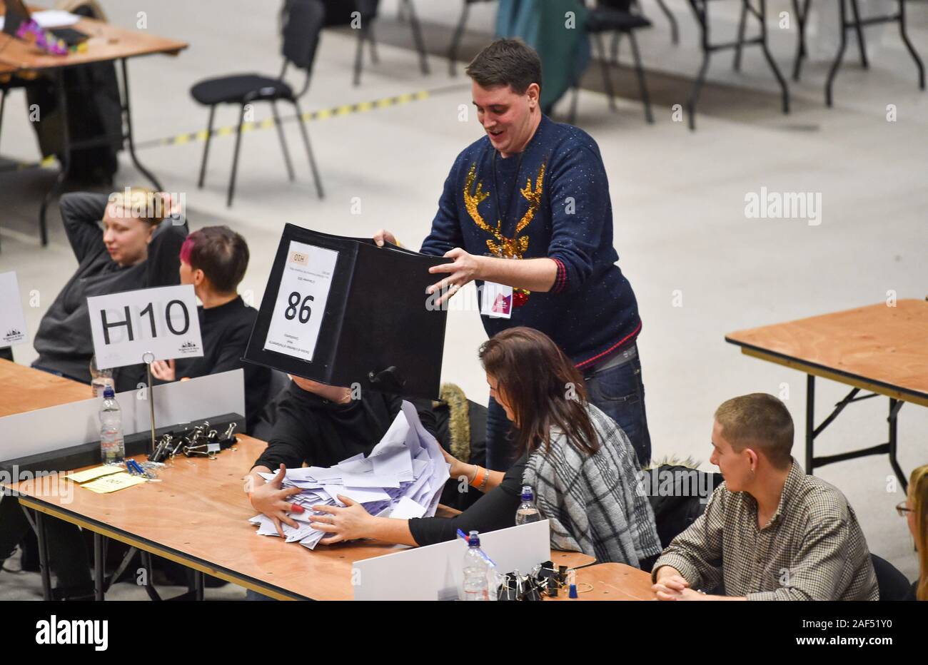 Brighton UK 12 2019 - die Zählung beginnt für den Brighton Pavillon, Hove und Brighton Kemptown Wahlkreise bei der Bundestagswahl Stimmen in den Brighton Centre dieses Abends: Credit Simon Dack/Alamy Leben Nachrichten gehalten werden Stockfoto