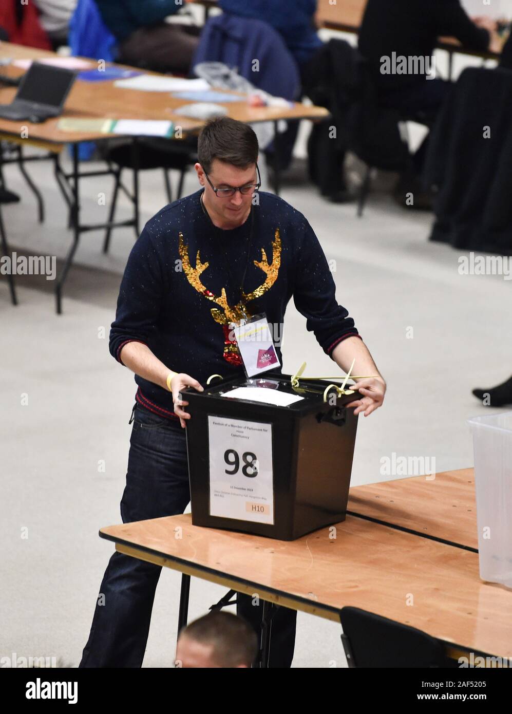 Brighton UK 12 2019 - die Zählung beginnt für den Brighton Pavillon, Hove und Brighton Kemptown Wahlkreise bei der Bundestagswahl Stimmen in den Brighton Centre dieses Abends: Credit Simon Dack/Alamy Leben Nachrichten gehalten werden Stockfoto