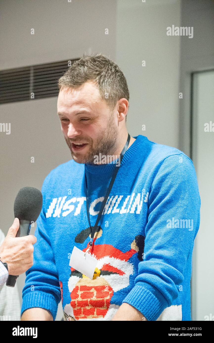 Mansfield, Nottinghamshire, Großbritannien. 12 Dez, 2019. Ben Bradley die konservative Kandidaten für Mansfield kommt an der count Centre trägt seine festliche Weihnachten Jumper. Dieser parlamentarischen Sitz, der von Ben Bradley für die Konservative Partei, die von einer engen Spanne von 1.057 Stimmen gewonnen wurde, ist eine der wichtigsten Schlacht zwischen den beiden wichtigsten Parteien im 12. Dezember Parlamentswahlen, vor allem jetzt, da die Brexit Partei sind nicht die Anfechtung dieser Platz. Credit: AlanBeastall/Alamy leben Nachrichten Stockfoto