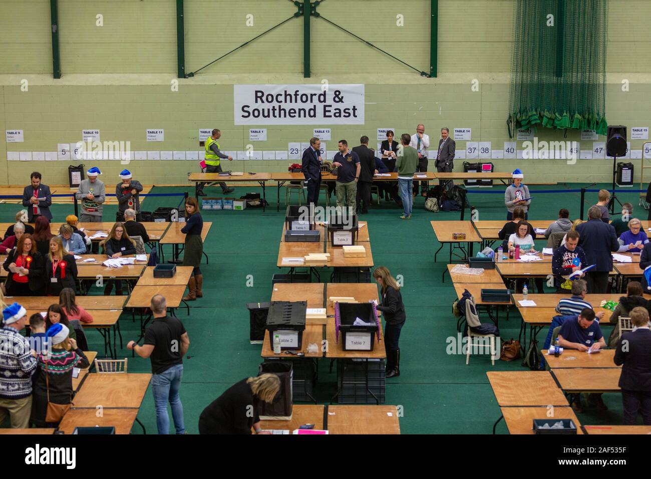 Southend On Sea, Großbritannien. 13 Dez, 2019. Erste Urnen kommen an Garon Park Sports Complex als der Graf erhält unterwegs für Rochford und Southend Southend Ost und West. Penelope Barritt/Alamy leben Nachrichten Stockfoto