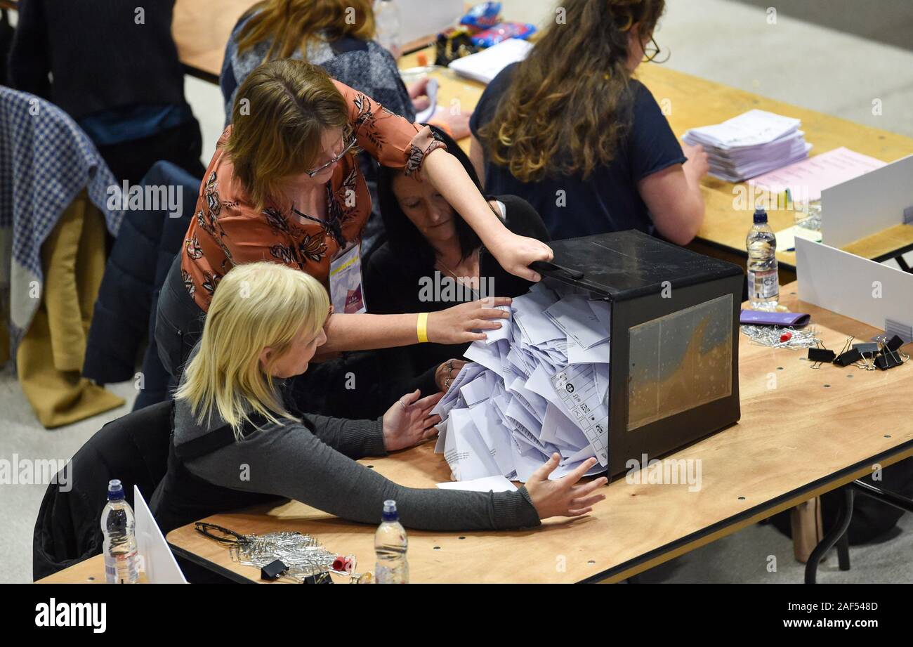 Brighton UK 12 2019 - die Zählung beginnt für den Brighton Pavillon, Hove und Brighton Kemptown Wahlkreise bei der Bundestagswahl Stimmen in den Brighton Centre dieses Abends: Credit Simon Dack/Alamy Leben Nachrichten gehalten werden Stockfoto