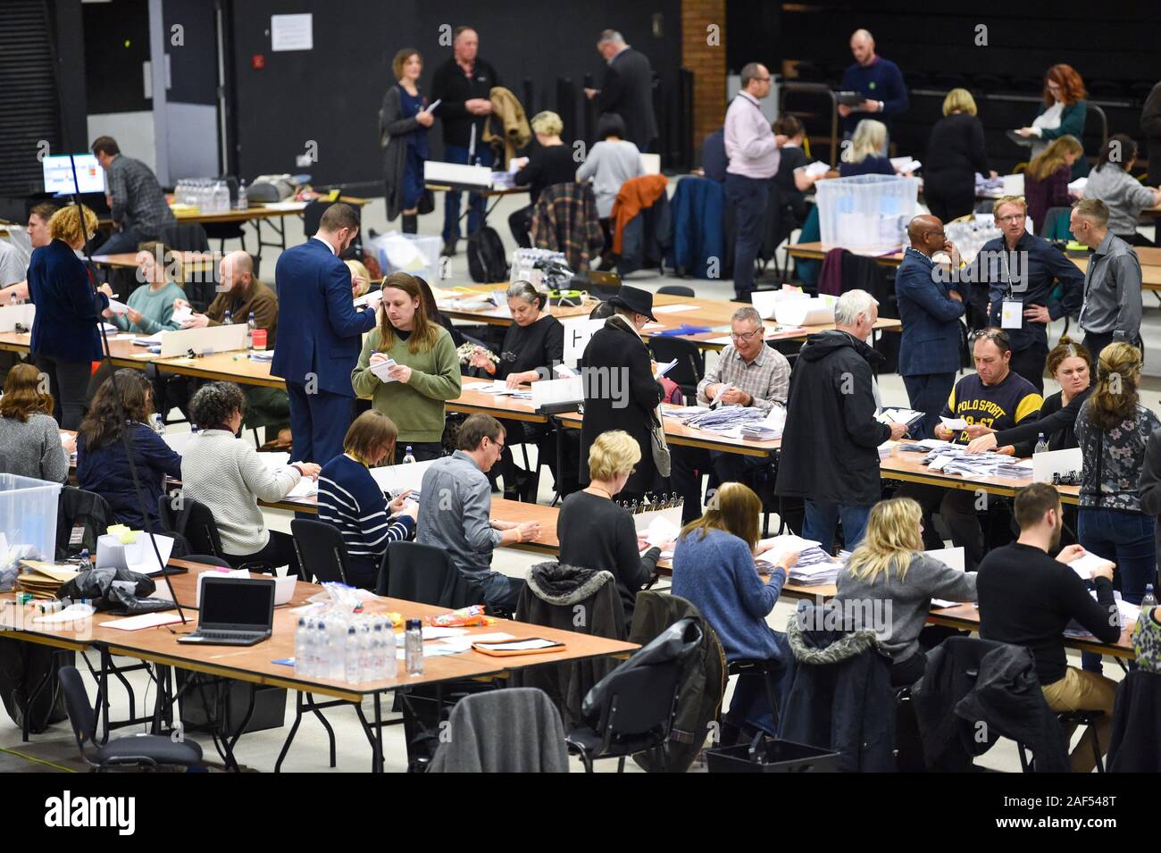 Brighton UK 12 2019 - die Zählung beginnt für den Brighton Pavillon, Hove und Brighton Kemptown Wahlkreise bei der Bundestagswahl Stimmen in den Brighton Centre dieses Abends: Credit Simon Dack/Alamy Leben Nachrichten gehalten werden Stockfoto