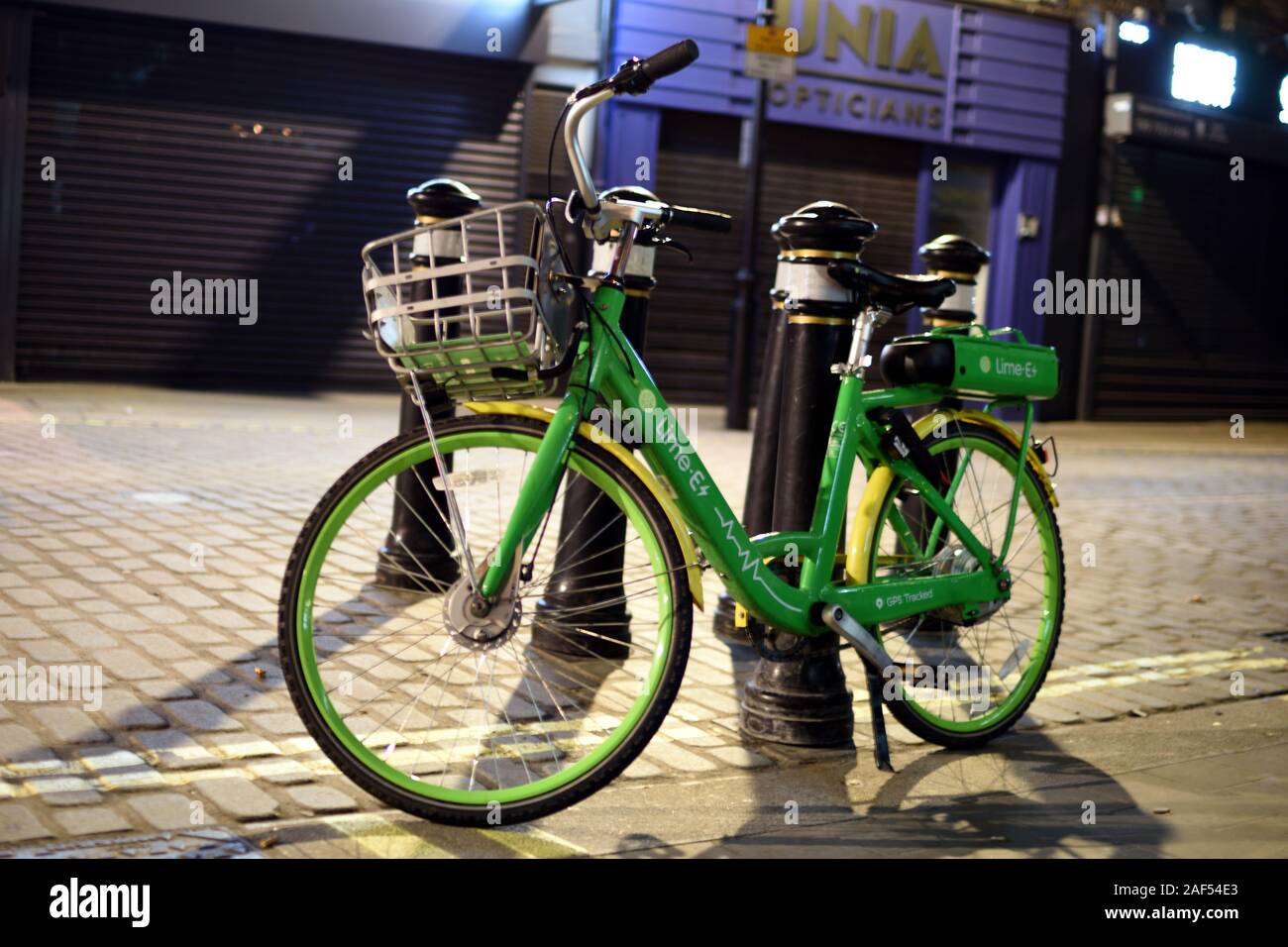 Kalk - E Zyklen nach links auf die London Street Stockfoto