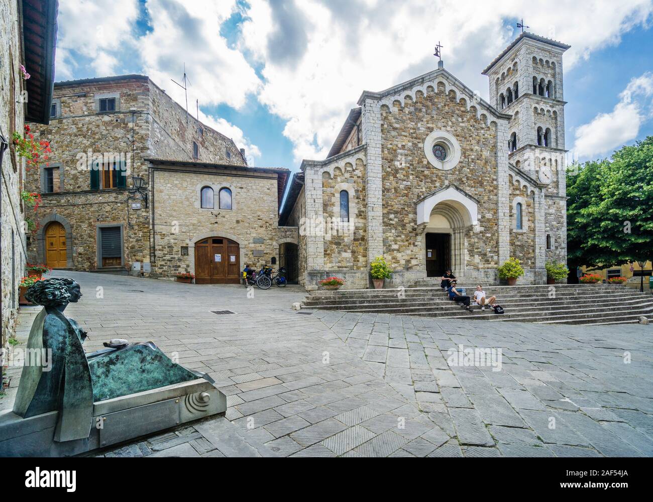 Zeitgenössische Skulptur an der Piazza del Comune in Castellina in Chianti vor dem Hintergrund der Kirche des hl. Erlösers (Chiesa di San Salvatore), Pr Stockfoto
