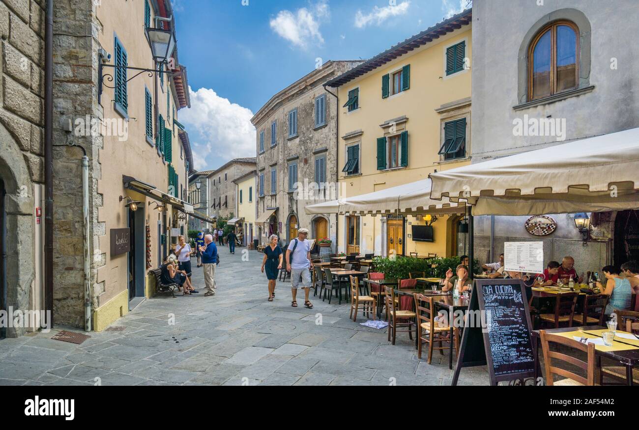 Beliebte Via Ferruccio in mittelalterlichen Castellina in Chianti, in der Provinz von Siena, Toskana, Italien Stockfoto