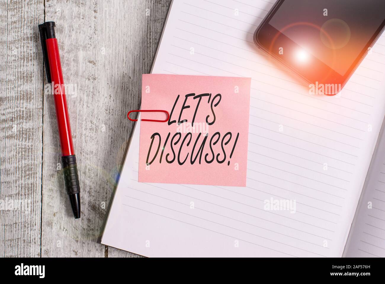 Handschrift Text schreiben lassen Sie uns diskutieren. Konzeptionelle Foto fragen jemanden über etwas mit der Vorführung oder mit dicken Seiten notebook Sta zu sprechen Stockfoto