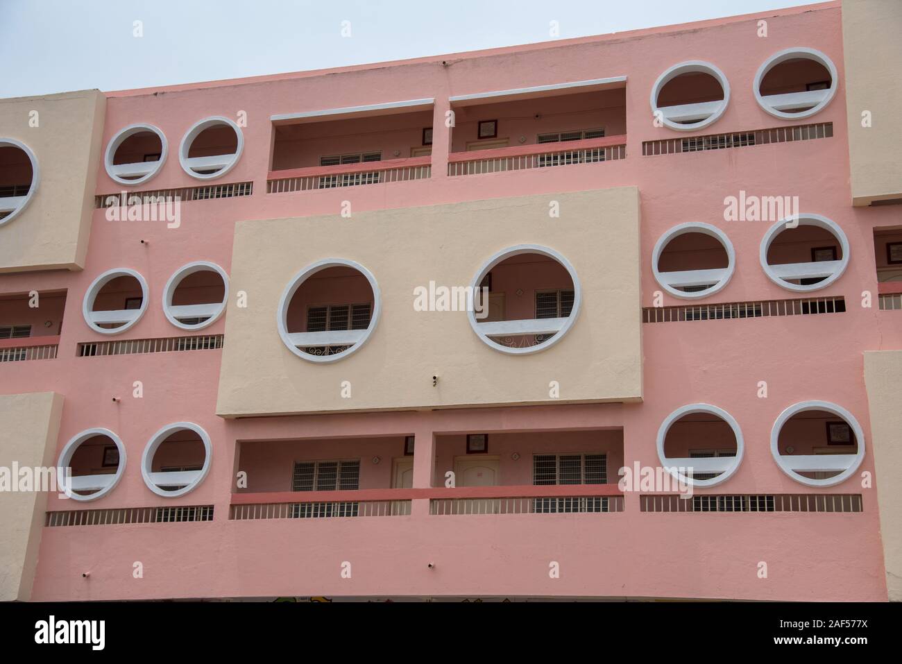 SHEGAON, MAHARASHTRA, Indien, 10. JULI 2017: Unbekannter touristische genießen ein architektonisches Wunder an Anand Sagar Shri Saint Gajanan Maharaj Sansthan. Stockfoto