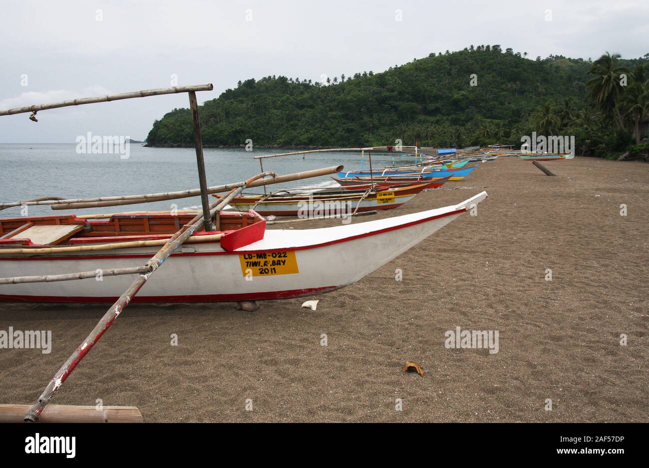 Bangkas (oder Bankas), traditionelle Outrigger Boote aus Holz der Philippinischen handwerklichen Fischer verwendet Stockfoto