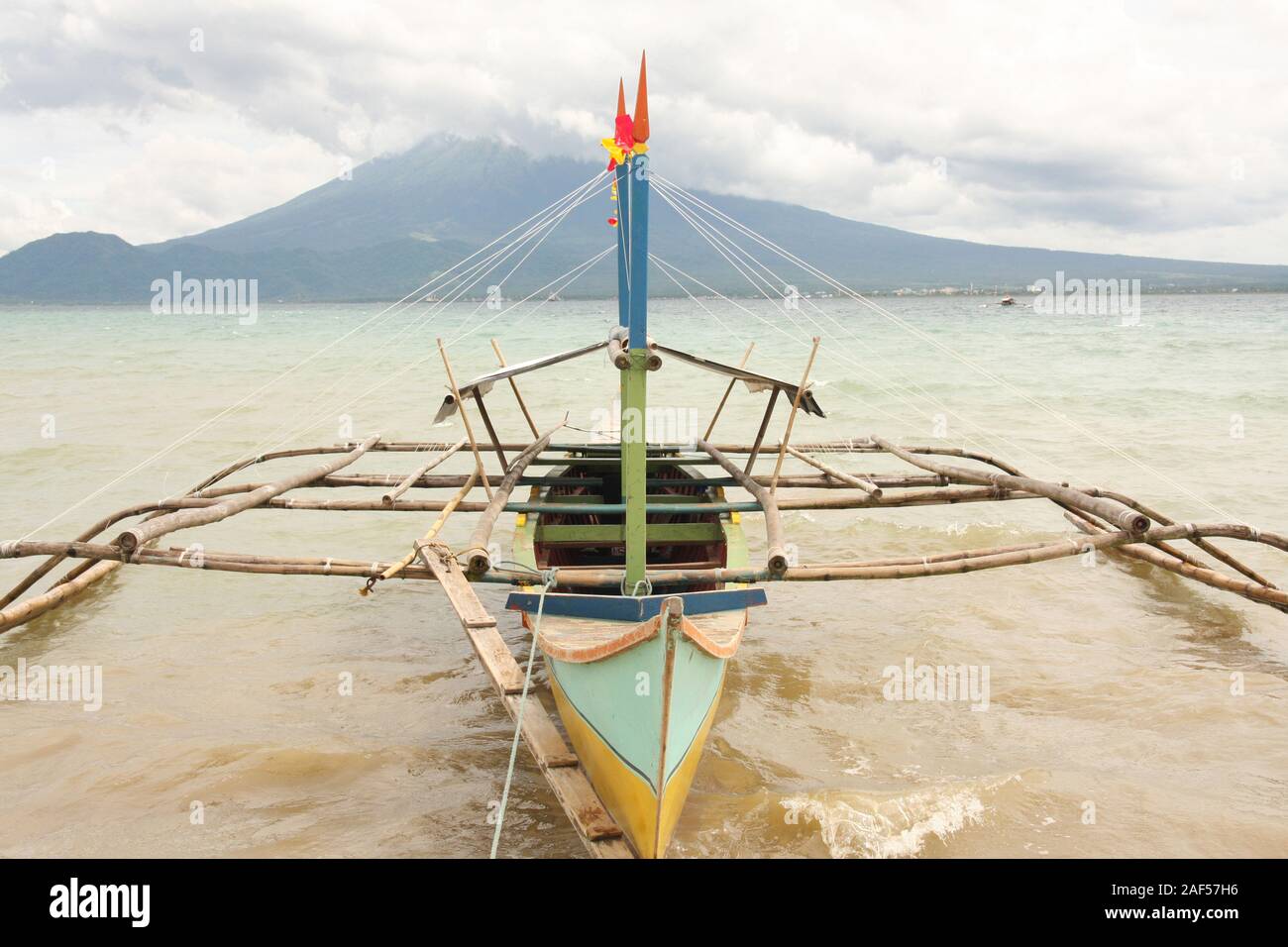 Bangkas (oder Bankas), traditionelle Outrigger Boote aus Holz der Philippinischen handwerklichen Fischer verwendet Stockfoto