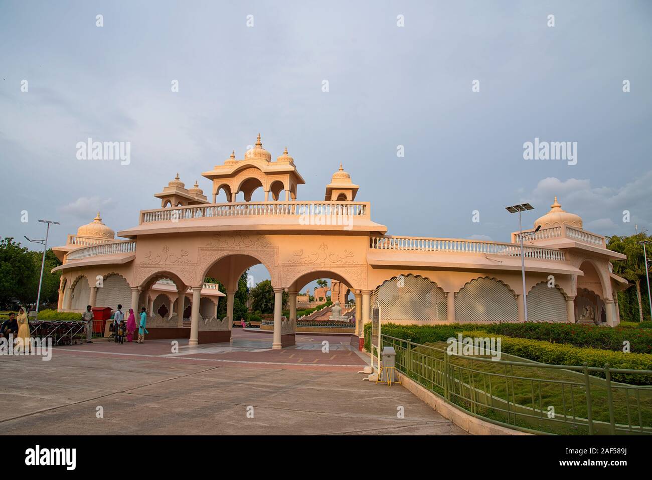 SHEGAON, MAHARASHTRA, Indien, 10. JULI 2017: Unbekannter touristische genießen ein architektonisches Wunder an Anand Sagar Shri Saint Gajanan Maharaj Sansthan. Stockfoto