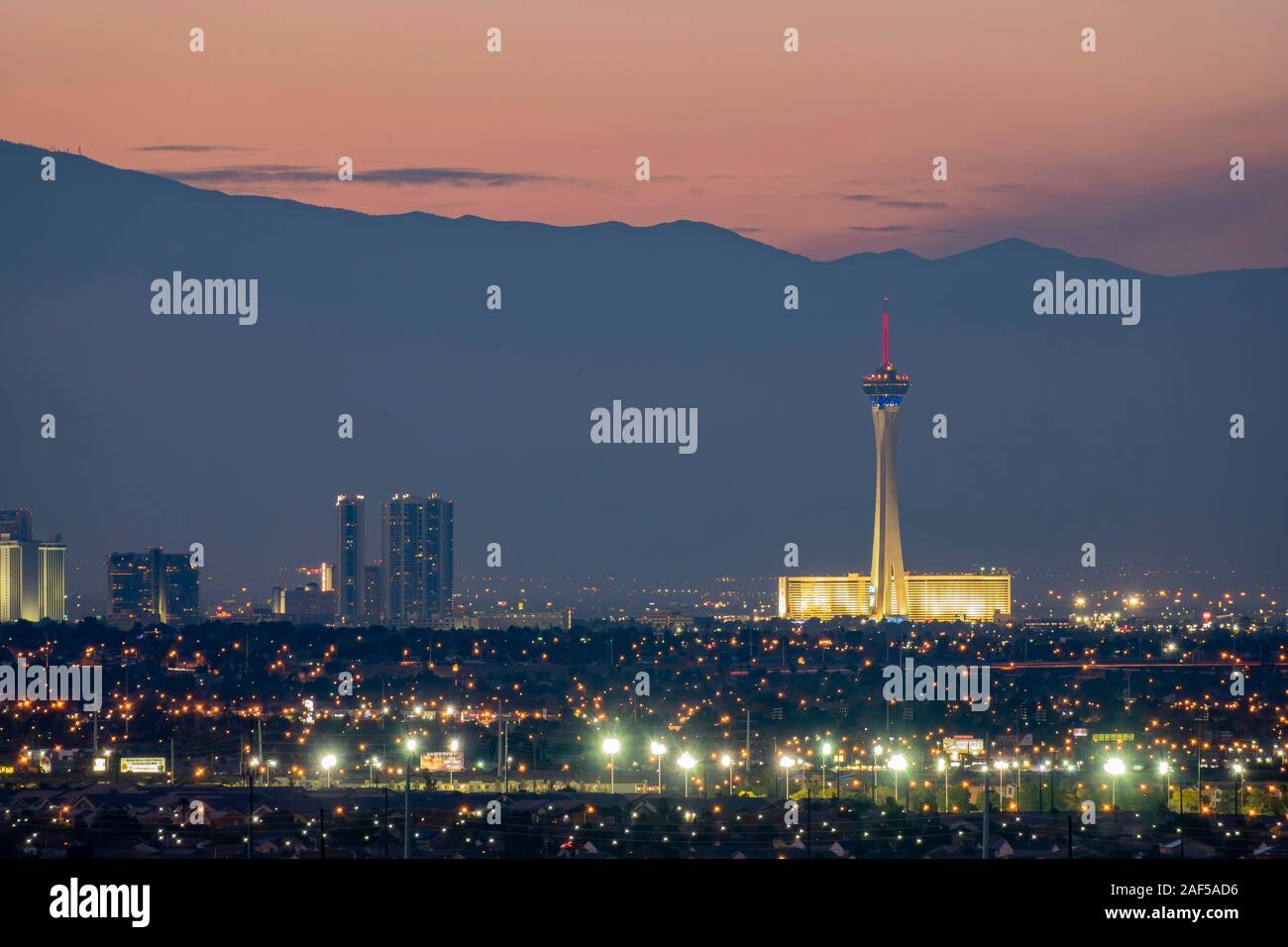 Sonnenuntergang Luftaufnahme der Streifen mit Berg hinter in Las Vegas, Nevada Stockfoto