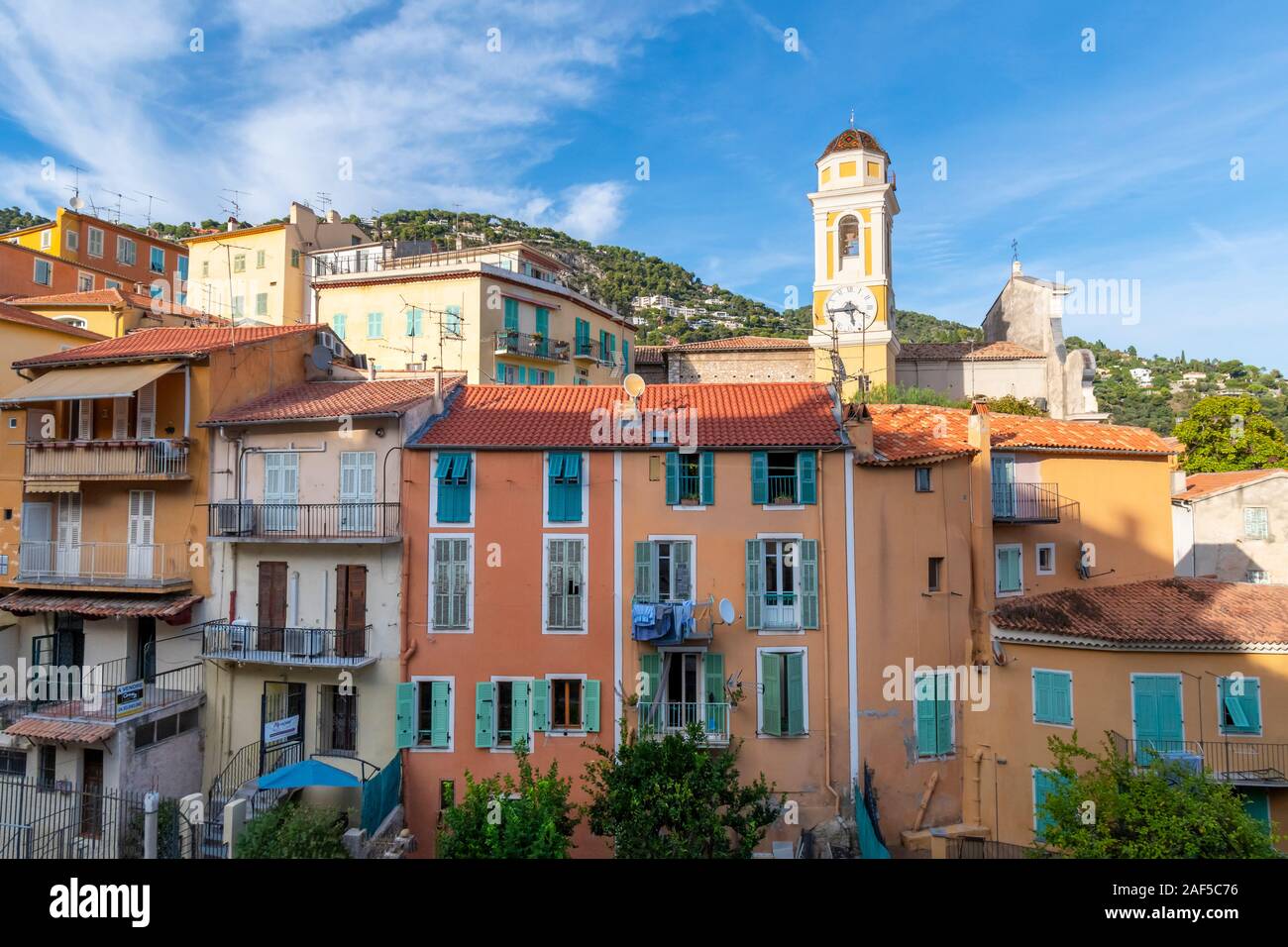 Farbenprächtiges Dorf Villefranche Sur Mer, Frankreich und der gelbe Kirchturm der Kirche Saint Michel in der Küstenstadt an der französischen Riviera. Stockfoto