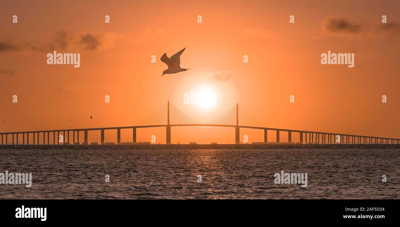 Die Sonne geht hinter einer Brücke in zentralem Florida Stockfoto