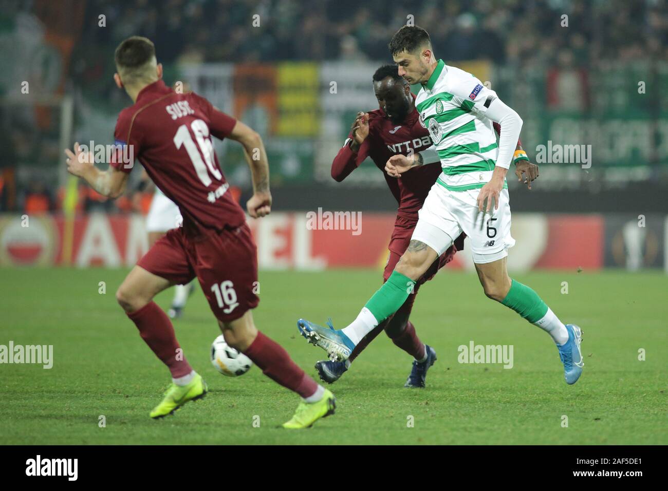 CLUJ-NAPOCA, Rumänien - Dezember 12: Celtic's Nir Bitton während der UEFA Europa League Gruppe E Übereinstimmung zwischen CFR Cluj und Celtic FC am Dr.-Constantin-Radulescu-Stadion am Dezember 12, 2019 in Cluj-Napoca, Rumänien. (Foto von MB Media) Stockfoto