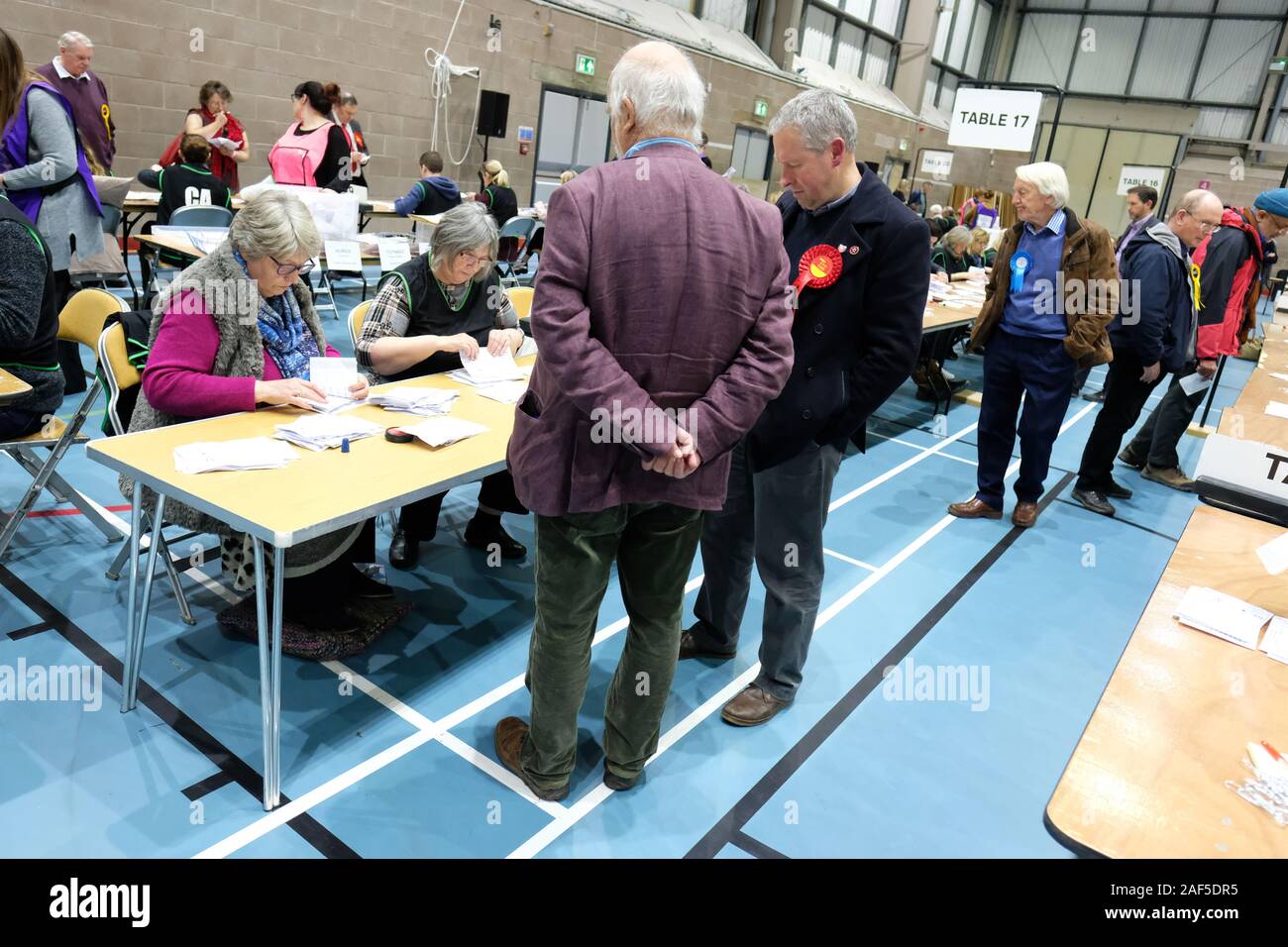 Hereford, Herefordshire, UK-Donnerstag, 12. Dezember 2019 - Eine Wahl Agent für die Labour Party hält ein Auge auf den Fortschritt der Wahl zählen in Hereford. Die Anzahl an Hereford bezieht sich auf zwei Wahlkreise, Norden Herefordshire und auch Hereford & South Herefordshire, sowohl konservative Abgeordnete in der allgemeinen Wahl 2017 zurück - Foto Steven Mai/Alamy leben Nachrichten Stockfoto