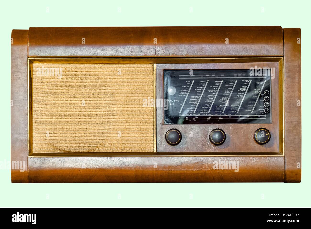 Alte tube Tischplatte Radio im Holzgehäuse, auf isolierte hellgrünen Hintergrund mit Freistellungspfaden. Stockfoto