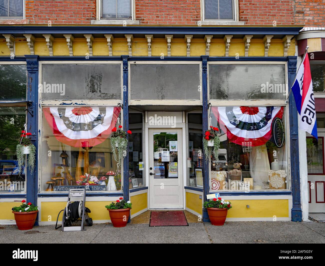 FINGER LAKES, NY, USA - Mai 2019: malerische Altstädte in der Finger Lakes Region alten Hauptstraße Schaufenster, oft für antiken Geschäften erhalten. Stockfoto
