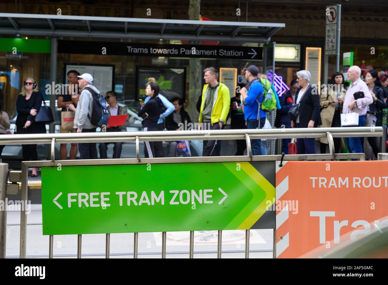 Kostenlose Straßenbahn Zone Zeichen und Leitplanke mit Menschen im Hintergrund. Stockfoto