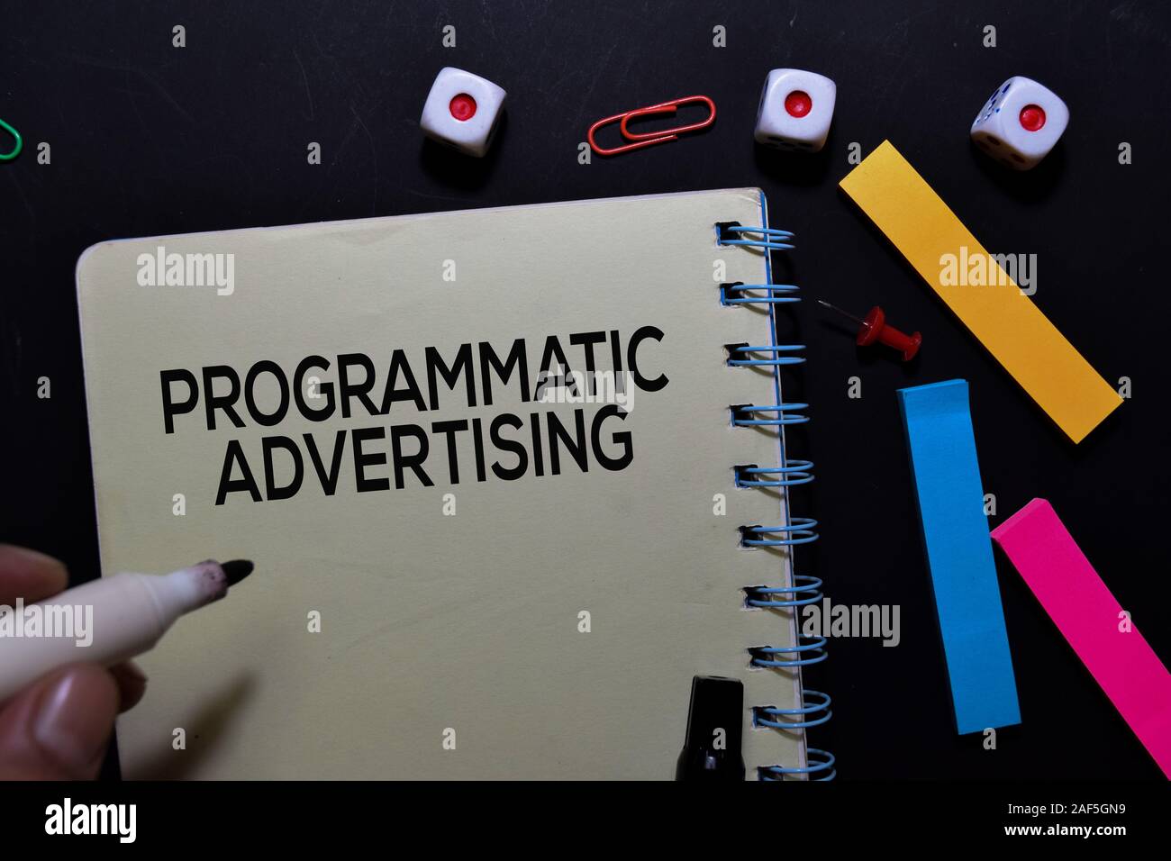 Programmatische Werbung text auf Buch auf dem Schreibtisch isoliert Stockfoto