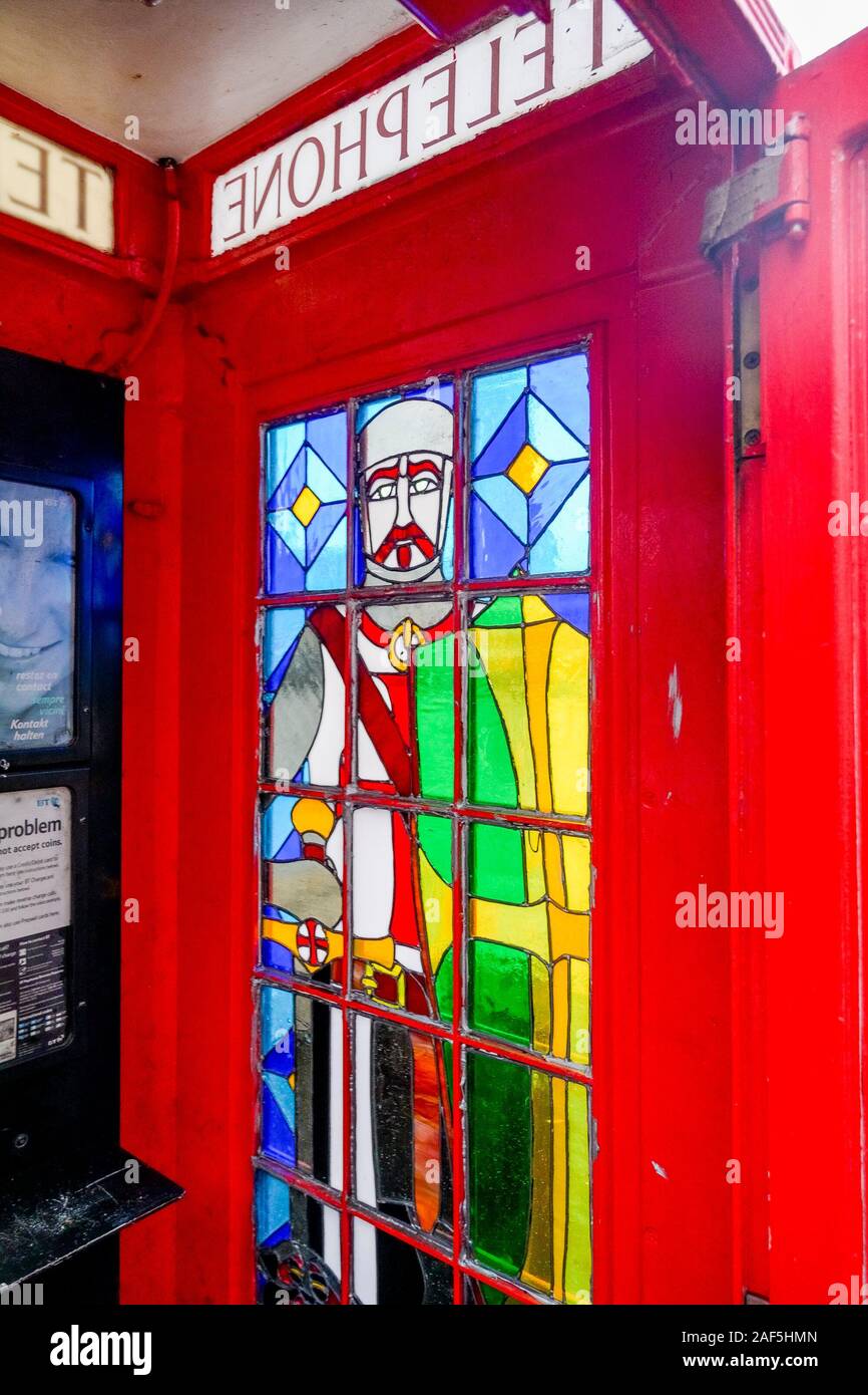 Die alte rote Telefonzelle, Box, Kiosk mit Glasfenster, London, England, Großbritannien Stockfoto