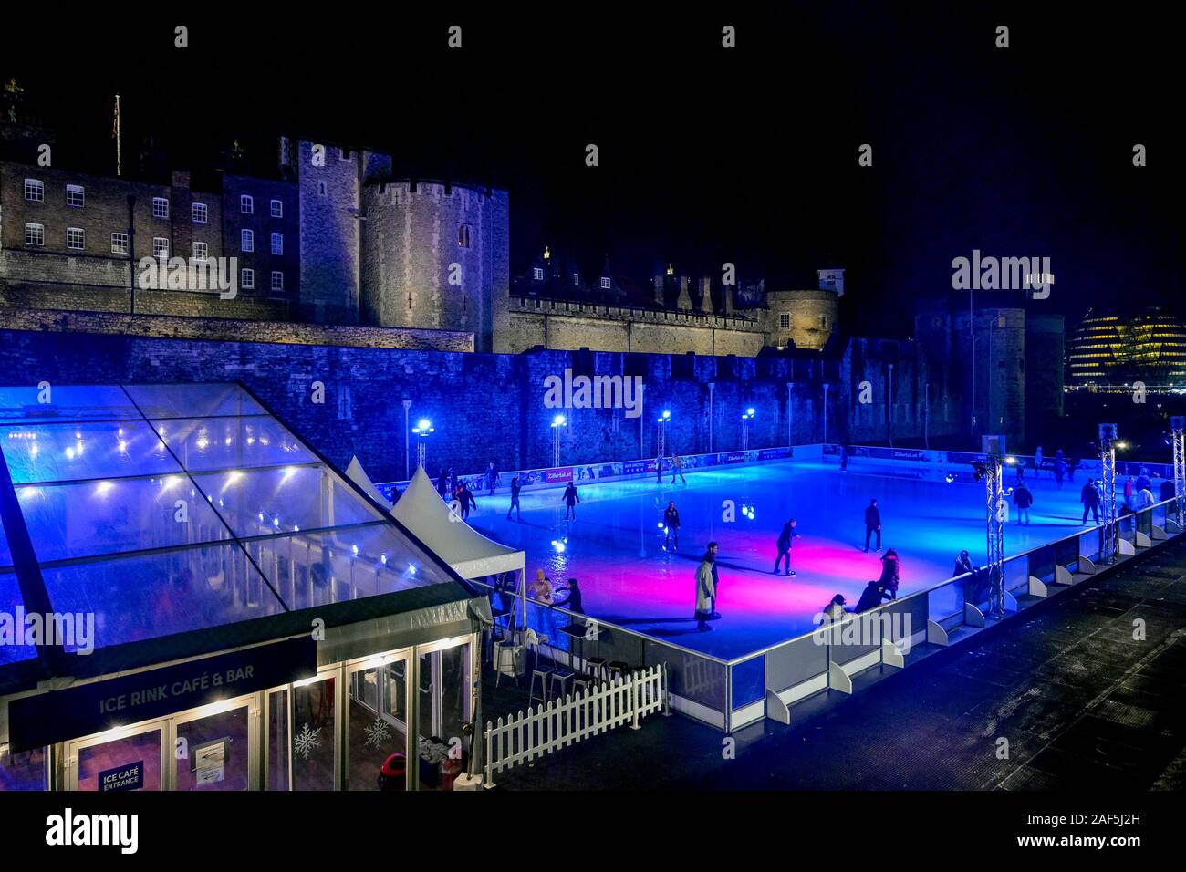 Eisbahn am Tower von London, Burg bei Nacht, London, England, Großbritannien Stockfoto
