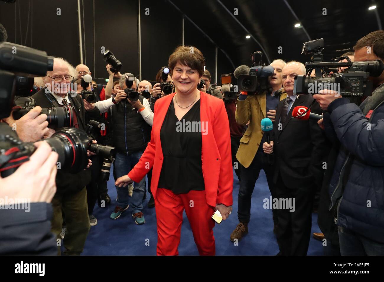 Vorsitzende der Democratic Unionist Party Arlene Foster trifft als die Zählung im Titanic Exhibition Center, Belfast fährt fort, für die Bundestagswahl 2019. Stockfoto