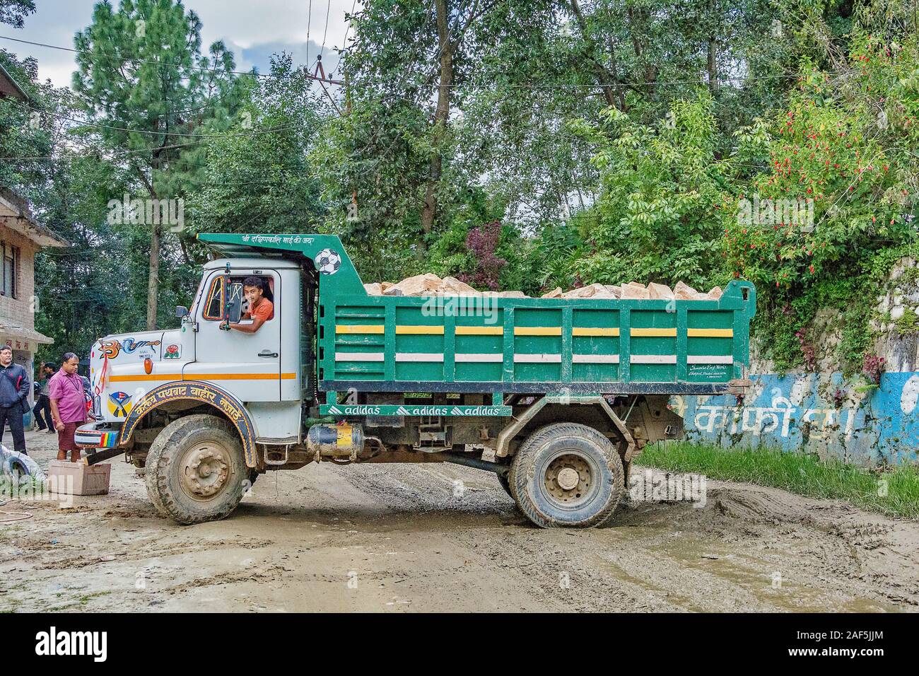 LKW-Wendemanövler in Ausläufern außerhalb von Kathmandu, Nepal Stockfoto