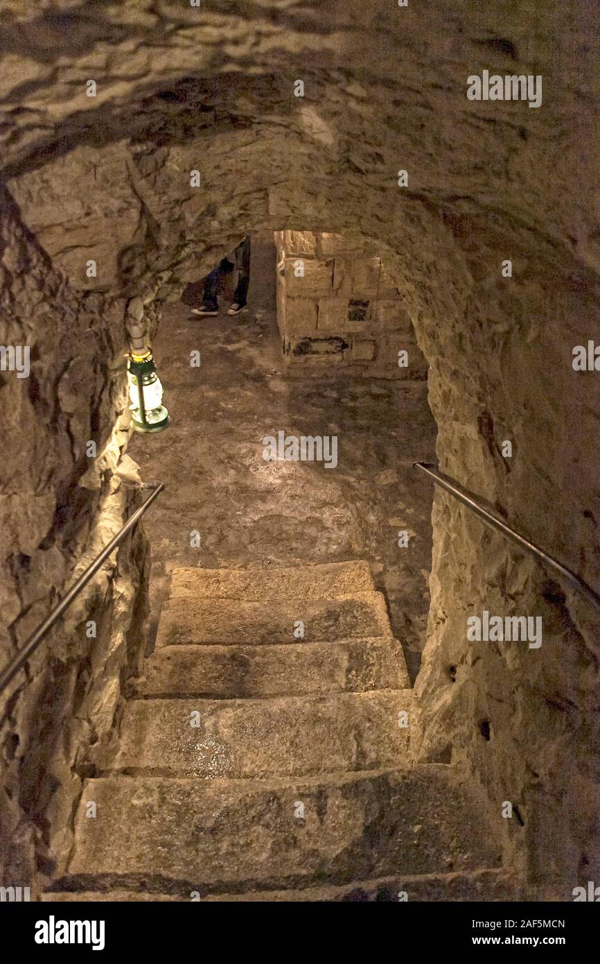 Treppe, die zu einem großen Krieg Unterschlupf unter einem der Gebäude in der Stadt Valletta, Malta Stockfoto