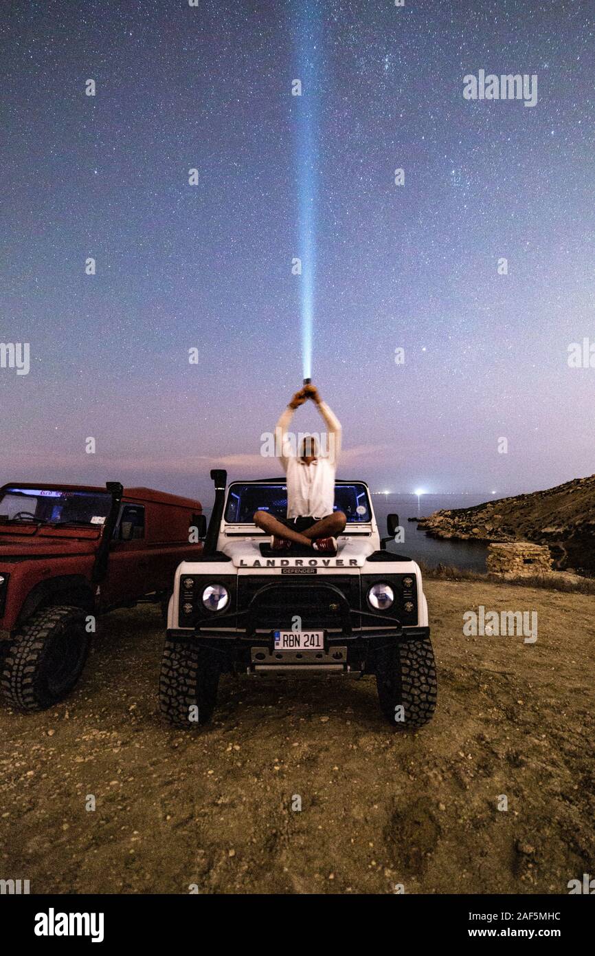 Zeigen auf die Sterne in der Nacht Stockfoto