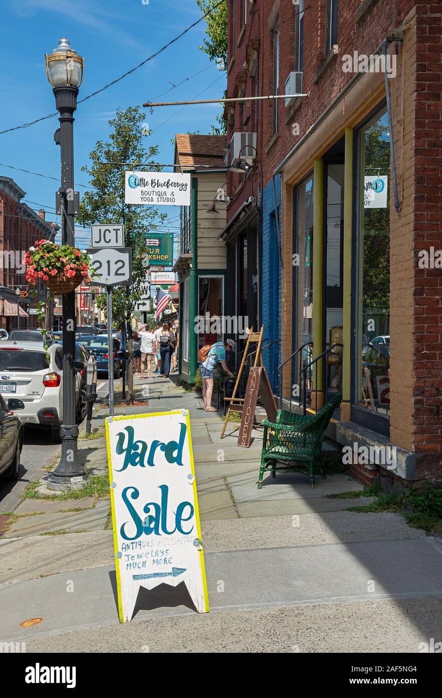 Main Street Antique Shopping in Kingston, New York in den Catskill Region des Hudson Valley. Stockfoto