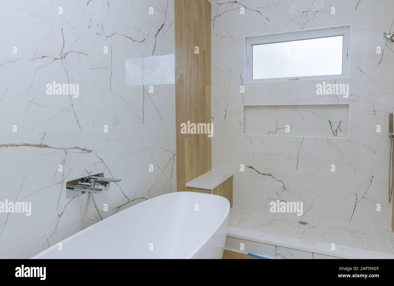 Modernes Design Bad eine offene Dusche im neuen Haus Stockfoto