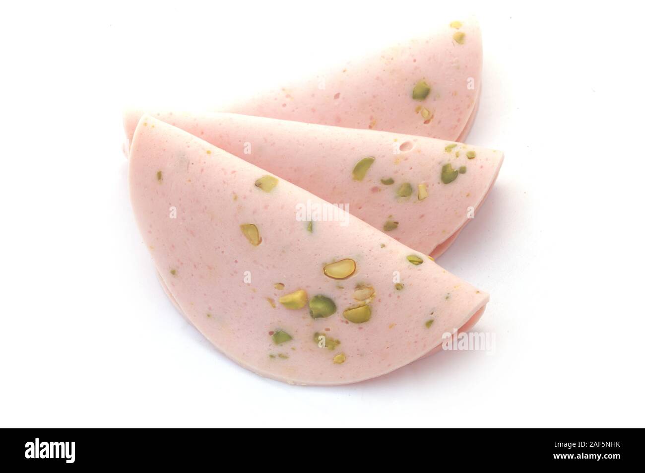 Pistazien Mortadella isoliert auf weißem Stockfoto
