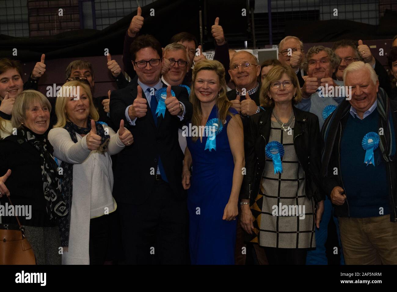Brentood Essex 12. Dez. 2019 Wahl in Brentwood für den Wahlkreis Brentwood und Ongar Alex Burghart (mit Brille) und seine Frau Hermine Eyre (Mitte ith blaues Kleid) feiern mit konservativen Partei Arbeitnehmer Kredit: Ian Davidson/Alamy leben Nachrichten Stockfoto