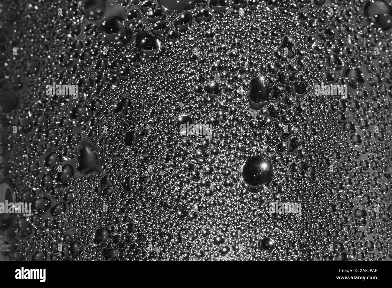 Natürliche Dunkelheit silbrig schwarzes Wasser Tautropfen Textur Makro Hintergrund, horizontal strukturierten nass Dampfblase Spritzer pattern copy Space, silber glänzend Stockfoto