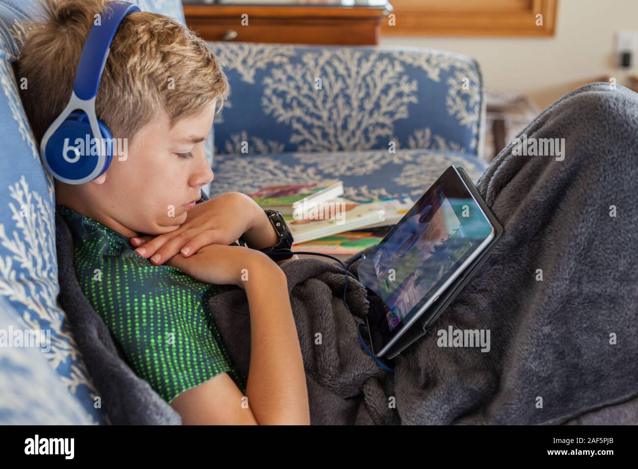 Der elfjährige Junge und sein iPad. Avon, Outer Banks, North Carolina. (Model Released) Stockfoto