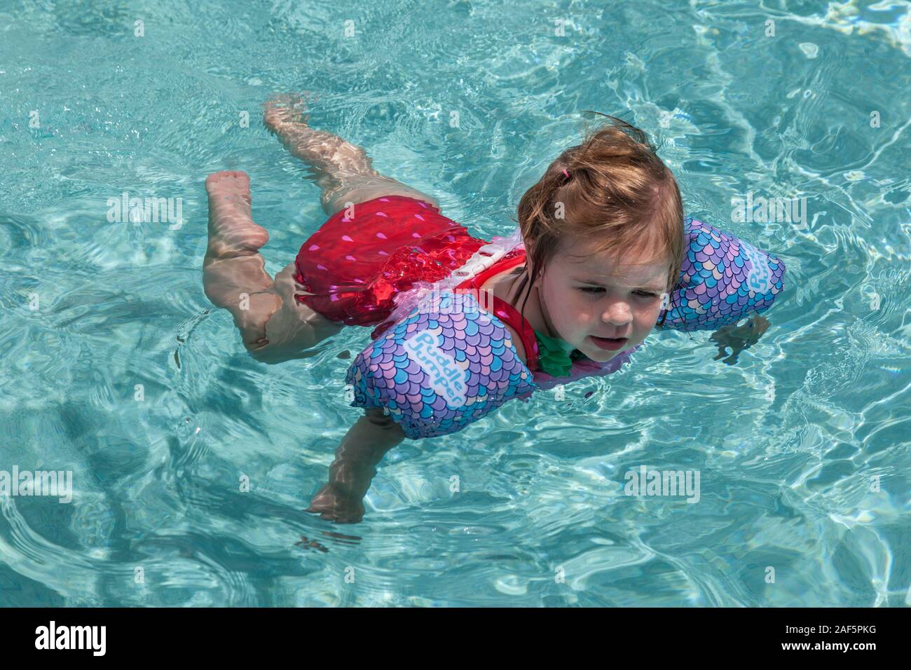 Avon, Outer Banks, North Carolina. Zwei Jahre alten Flügel mit Wasser im Pool. (Model Released) Stockfoto