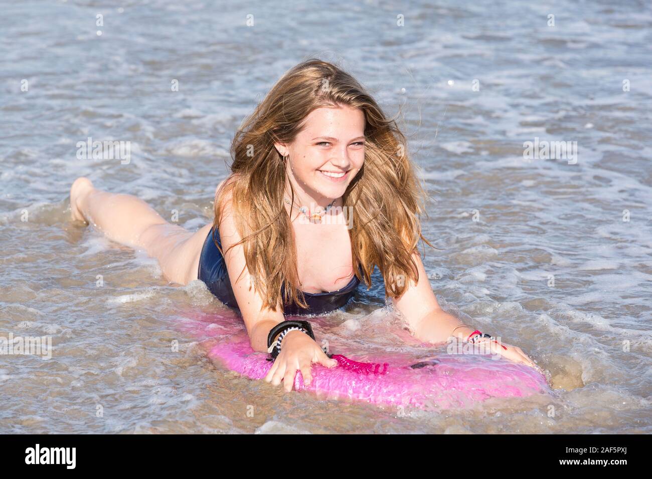 Avon Outer Banks North Carolina Teenage Girl Boogie Boarding Model Released Stockfotografie Alamy