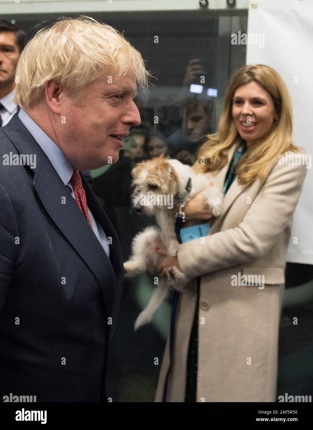 Premierminister Boris Johnson mit Partner Carrie Symonds und Hund Dilyn an der Zählung für die Uxbridge & South Ruislip Wahlkreis im 2019 allgemeine Wahlen. Stockfoto