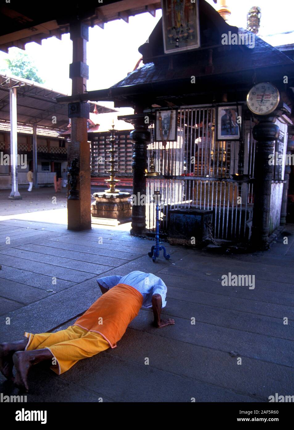 Ein HIndu Pilgrim prostrates vor einem Krishna shrine in Indien Stockfoto Ein HIndu Pilgrim prostrates vor einem Krishna shrine in Indien Stockfoto
