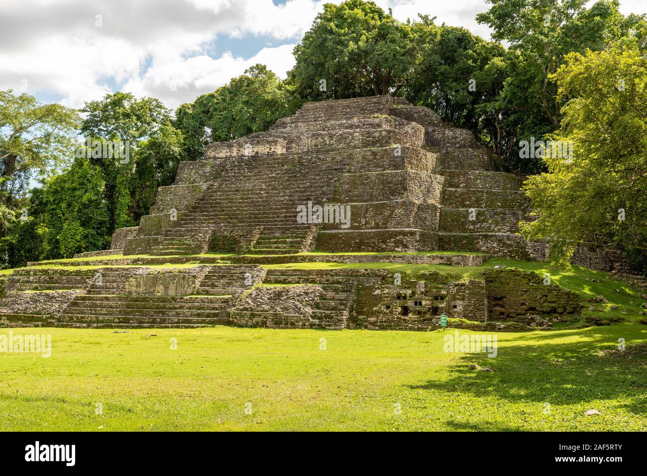 Orange Walk, Belize - November, 16, 2019. Ein Blick auf die Jaguar Tempel in Lamanai archäologische finden, ein beliebter und remote Reiseziel. Stockfoto