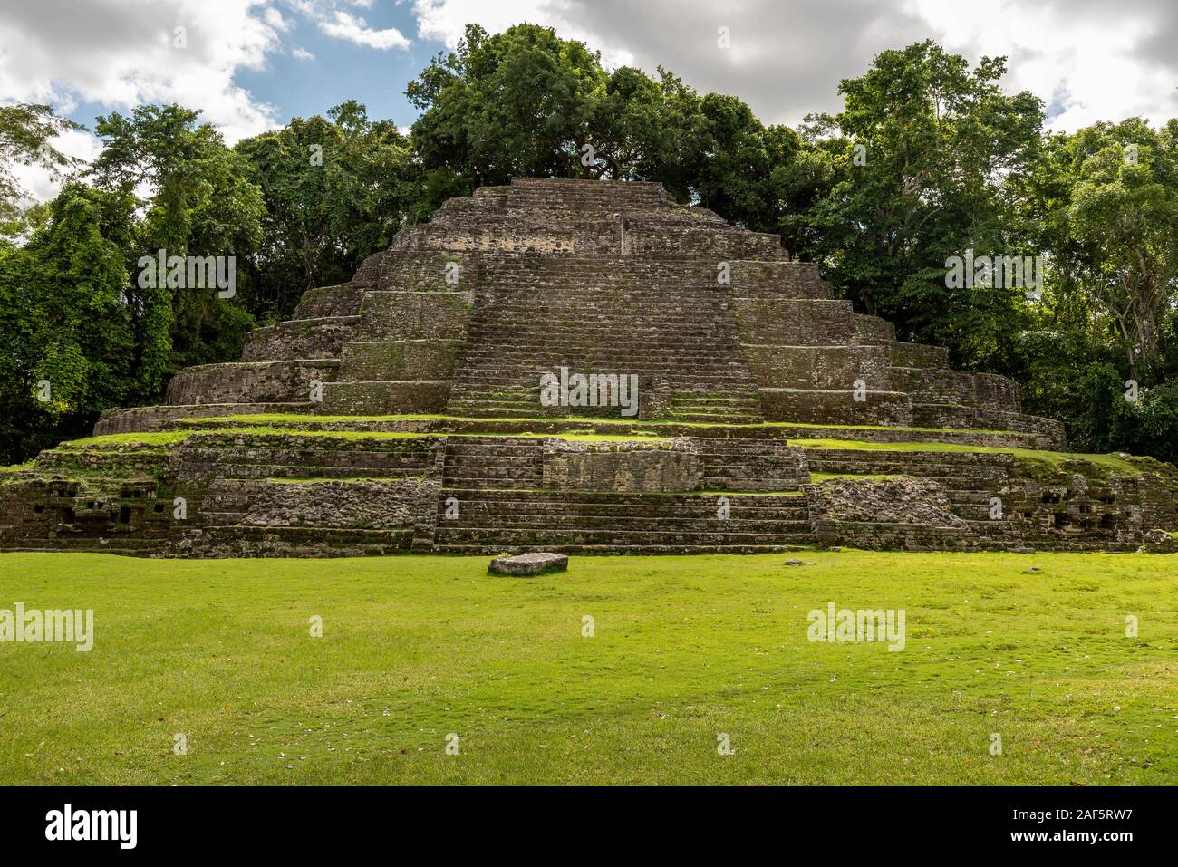 Orange Walk, Belize - November, 16, 2019. Ein Blick auf die Jaguar Tempel in Lamanai archäologische finden, ein beliebter und remote Reiseziel. Stockfoto