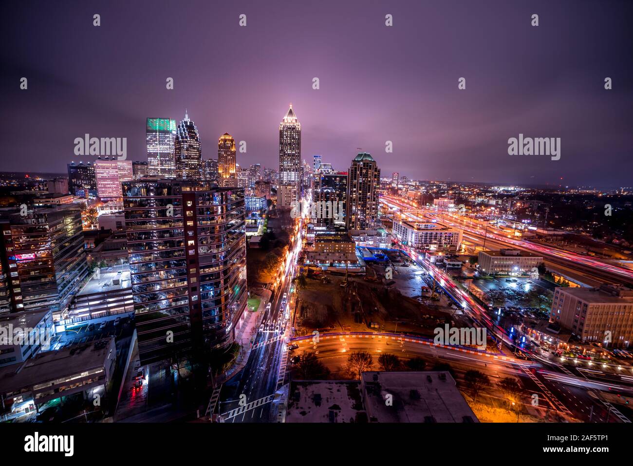 Ultra Wide Angle Langzeitbelichtung Nacht in der Innenstadt von Atlanta Stockfoto