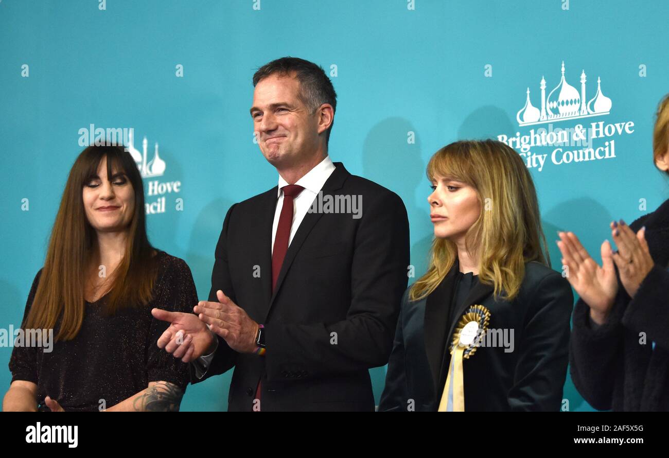 Brighton UK 13 2019 - Peter Kyle der Arbeit gewinnt den Hove Wahlkreis Sitz bei den allgemeinen Wahlen im Brighton Centre heute Abend: Credit Simon Dack/Alamy Leben Nachrichten gehalten werden Stockfoto