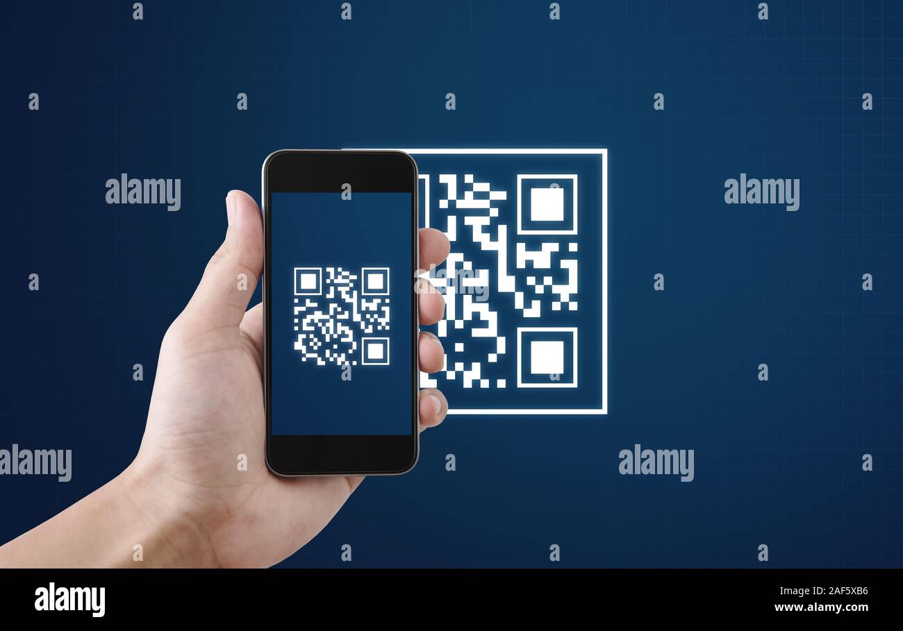 QR-Code scannen Zahlung und überprüfung. Hand mit smart phone QR-Code scannen Stockfoto