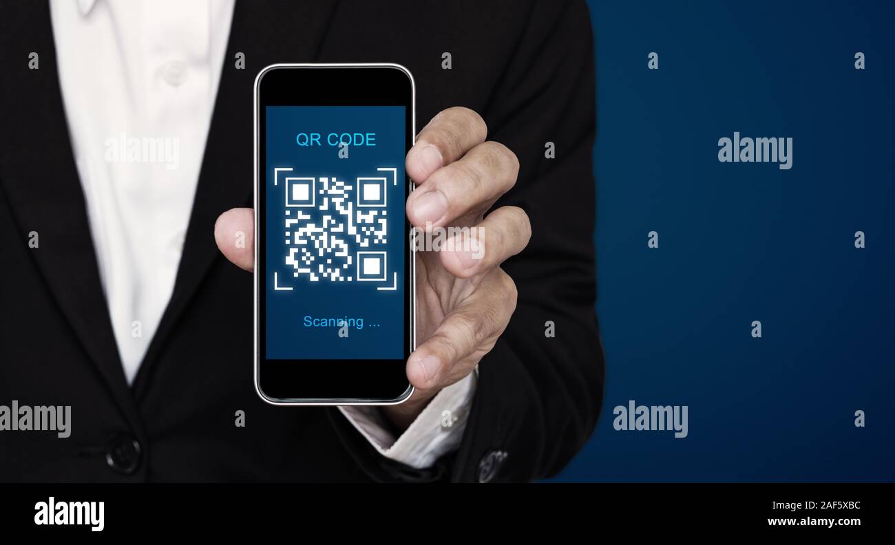 QR-Code scannen Zahlung und überprüfung. Geschäftsmann Holding smart phone QR-Code scannen Stockfoto